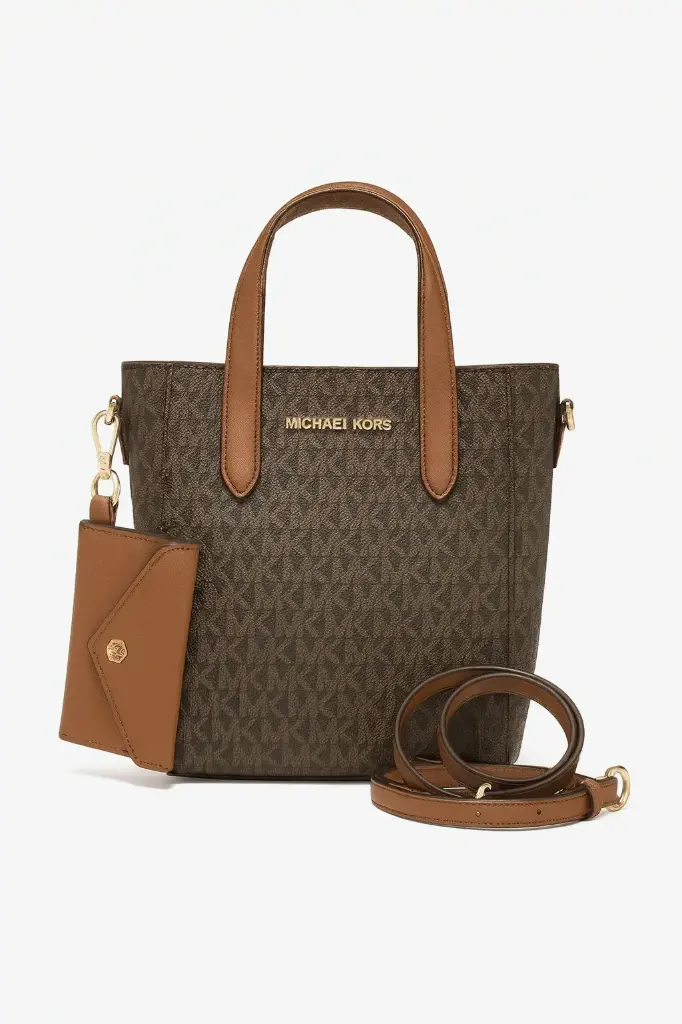 يأتي تصميم الأحرف الأولى باللون البني من Michael Kors مع حقيبة صغيرة متناسقة