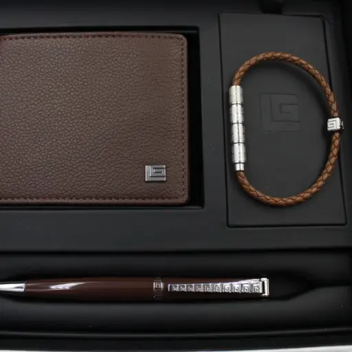 [GLA202508002] GUY LAROCHE PEN + WALLET + BRACELET SET GLA202508002