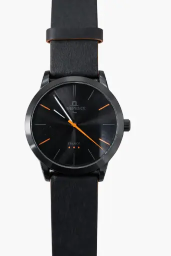 [LAD0084] LA DEFENCE WATCH 